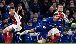 Chelsea và Arsenal níu chân nhau lượt đi bán kết cúp Liên đoàn