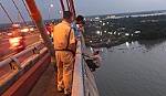 Khống chế thanh niên 