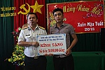 Chuyển quà của Thành đoàn Mỹ Tho đến cán bộ, chiến sĩ Nhà giàn DK1