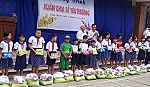 Trao tặng 165 phần quà 