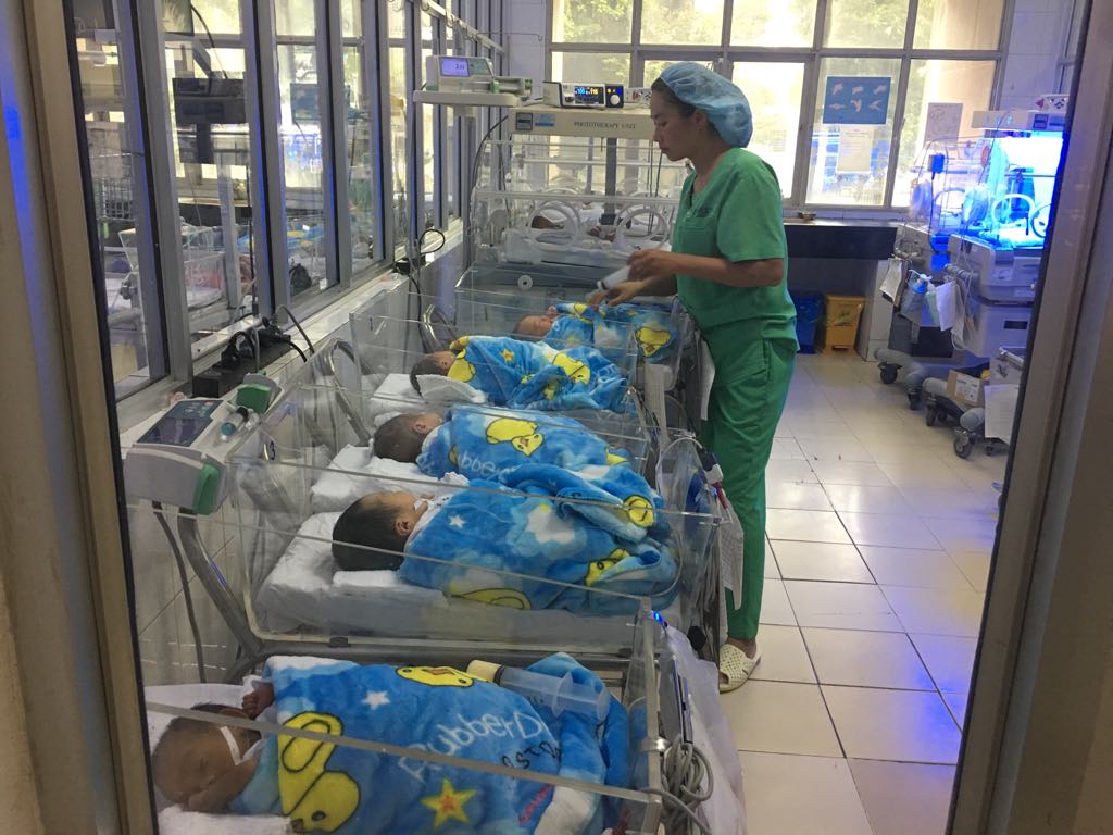 Từ năm 2018, trẻ từ sơ sinh đến 5 tuổi phải tiêm bắt buộc vaccine 10 bệnh truyền nhiễm trong Chương trình Tiêm chủng mở rộng. Ảnh: VGP/Hiền Minh