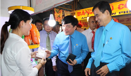 Đồng chí Bùi Văn Cường, Ủy viên Ban Chấp hành Trung ương Đảng, Chủ tịch Tổng Liên đoàn Lao động Việt Nam và đồng chí Võ Văn Bình, Phó