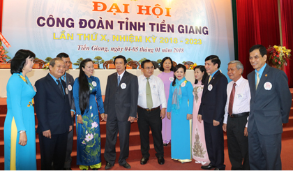 Cán bộ lãnh đạo Tổng LĐLĐ Việt Nam và cán bộ lãnh đạo Tỉnh ủy Tiền Giang cùng các đại biểu trao đổi tại đại hội