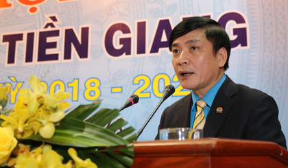 Đồng chí Bùi Văn Cường, Ủy viên Ban Chấp hành Trung ương Đảng, Chủ tịch Tổng Liên đoàn Lao động Việt Nam và đồng chí Võ Văn Bình, Phó