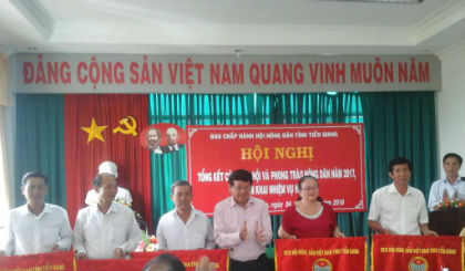 Trao cờ thi đua xuất sắc cho 5 đơn vị