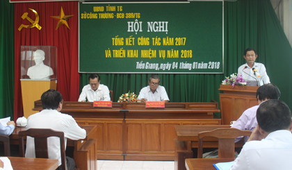 Đồng chí Đỗ Văn Phước, Phó Giám đốc Sở Công thương, Chi cục trưởng Chi cục Quản lý thị trường báo cáo kết quả thực hiện nhiệm vụ năm 2017.