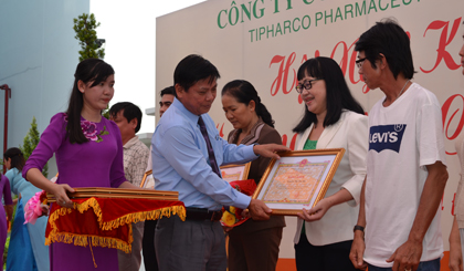 Tặng Bằng khen của UBND tỉnh cho các đại lý  của Tipharco.