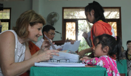 Bà Clemenceau Isabelle, Chủ tịch Hội Pousse-Pousse  trao học bổng cho các em