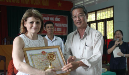 Ông Huỳnh Văn Hải, Phó Chủ tịch MTTQ tỉnh trao Bằng khen của UBND tỉnh cho Hội Pousse-Pousse