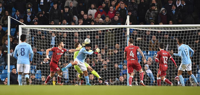 Cú đánh đầu giúp Man City thoát hiểm của Aguero