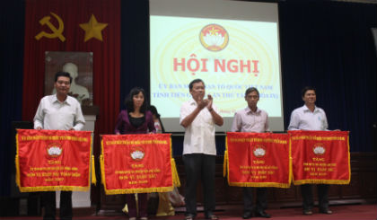 Trao cờ thi đua cho 4 tập thể