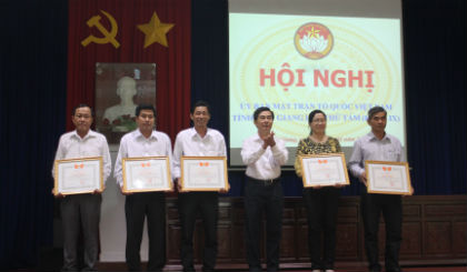 Trao bằng khen cho các tập thể, cá nhân