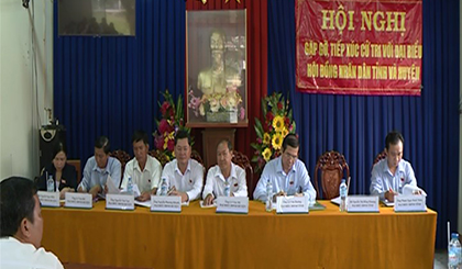 Đại biểu HĐND tỉnh, huyện nghe cử tri phát biểu ý kiến tại buổi tiếp xúc