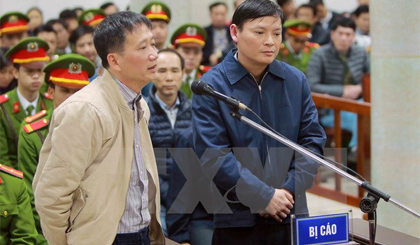 Bị cáo Trịnh Xuân Thanh (bên trái) và bị cáo Nguyễn Anh Minh (bên phải) trả lời câu hỏi của Luật sư. Ảnh: An Đăng/TTXVN