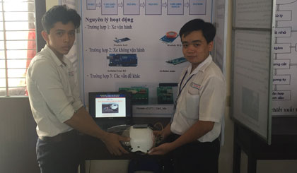 Sản phẩm Chiếc nón bảo hiểm thông minh của 2 em Sang  và Bình, học sinh lớp 12A4, Trường THPT Phạm Thành Trung đạt giải II tại cuộc thi.