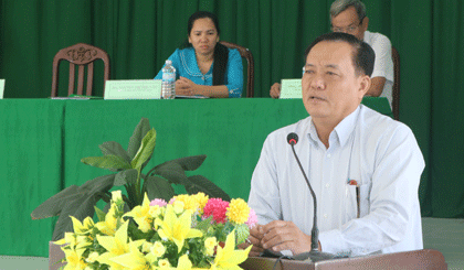 Đồng chí Lê Văn Nghĩa trả lời các ý kiến đóng góp của cử tri hai xã Tân Điền và Bình Ân.