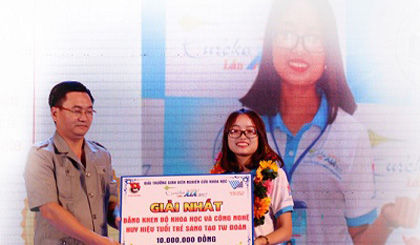 Sinh viên Vũ Thị Mai Anh nhận giải thưởng Sinh viên nghiên cứu khoa học Eureka 2017. Ảnh: Báo Thanh niên