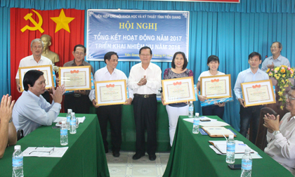 Liên hiệp hội tặng bằng khen cho các đơn vị đạt thành tích xuất sắc 