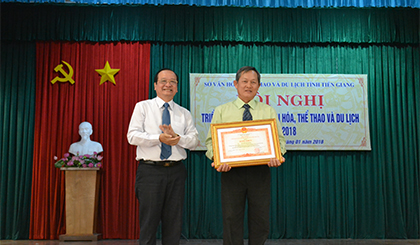 Phó Chủ tịch UBND tỉnh, Trần Thanh Đức trao bằng khen của Thủ tướng Chính Phủ cho 1 cá nhân tại hội nghị