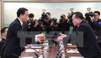 Trưởng đoàn đàm phán Hàn Quốc Cho Myoung-gyon (trái) và Trưởng đoàn đàm phán Triều Tiên Ri Son-gwon (phải) tại cuộc đàm phán cấp cao liên Triều ở làng đình chiến Panmunjom ngày 9/1. Nguồn: Yonhap/TTXVN