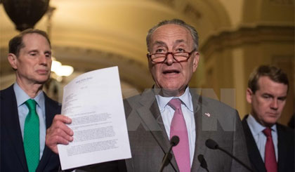 Lãnh đạo phe Dân chủ thiểu số tại Thượng viện Mỹ Chuck Schumer (giữa) phát biểu tại cuộc họp báo ở Washington, DC ngày 1/8/2017. Ảnh: AFP/TTXVN