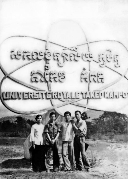 Cán bộ, phóng viên Báo Ấp Bắc tác nghiệp tại chiến trường biên giới Tây Nam năm 1979.