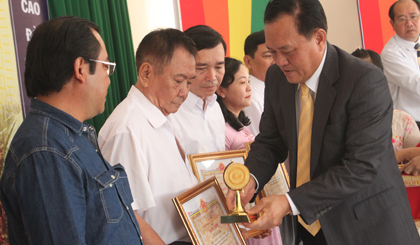 Đồng chí Lê Văn Nghĩa trao bằng khen cho các tập thể, cá nhân