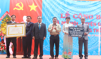  UBND tỉnh trao Bằng Công nhận xã đạt chuẩn NTM và công trình phúc lợi 1 tỷ đồng cho xã Mỹ Hội.