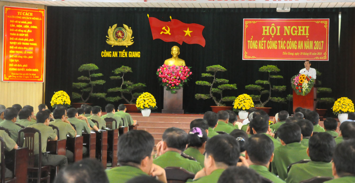 Phó Bí thư Tỉnh ủy, Chủ tịch UBND tỉnh Lê Văn Hưởng phát biểu tại hội nghị.