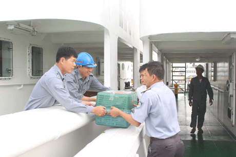 Các mặt hàng cần thiết được vận chuyển xuống tàu để mang ra nhà giàn cho các cán bộ, chiến sĩ đón tết.