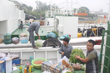 Vận chuyển rau xanh xuống tàu để mang ra các nhà giàn.