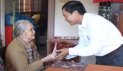 Phó Bí thư Huyện ủy Trần Văn Hơn tặng quà cho gia đình chính sách.