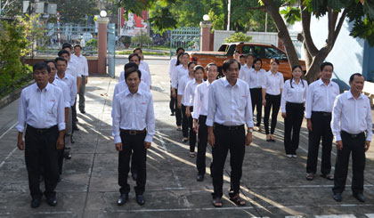Tập thể cán bộ, công chức, viên chức Báo Ấp Bắc thực hiện nghi thức chào cờ vào sáng thứ hai của tuần đầu hằng tháng.