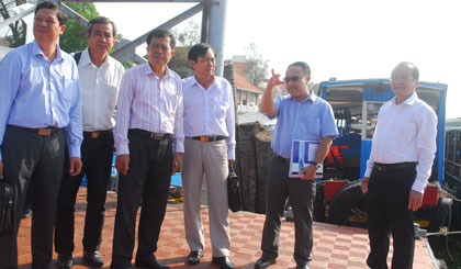 Lãnh đạo UBND tỉnh cùng các sở, ngành và đại diện công ty khảo sát  Bến tàu du lịch Mỹ Tho.