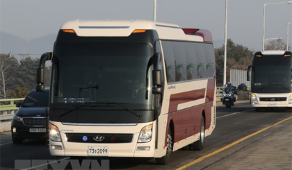 Xe chở đội tiền trạm Triều Tiên tại Paju (Hàn Quốc) khi đang trên đường tới thủ đô Seoul ngày 21/1. Nguồn: Yonhap/TTXVN