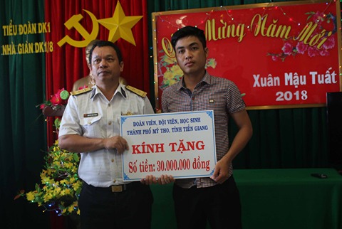 Phóng viên Minh Thành, Báo Ấp Bắc, trao quà của đoàn viên, đội viên TP. Mỹ Tho cho cán bộ chiến sĩ nhà giàn DK 1.