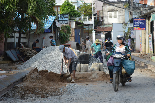 Khẩn trương thi công hoàn thiện các hố cống thoát nước.