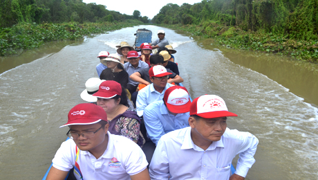 Ghé Long An, du khách được đi xuồng tham quan khung cảnh thiên nhiên còn hoan sơ ở Khu Nghiên cứu, Bảo tồn và Phát triển dược liệu Đồng Tháp Mười (Long An)