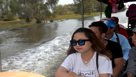 Một trong các điểm du lịch sinh thái nổi bật của Đồng Tháp là Vườn quốc gia Tràm Chim. Nơi đây có cảnh quan thiên nhiên tươi đẹp. Đặc biệt, đây là nơi sinh sống của loài sếu đầu đỏ quý hiếm.