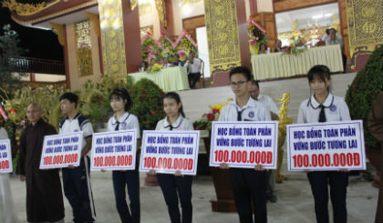 Trao 7 suất học bổng toàn phần cho các em