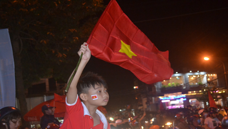 Một cổ động viên nhí cuồng nhiệt