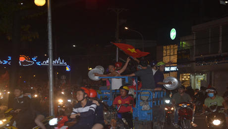 Kiểu ăn mừng đặc biệt trên xe ba gác