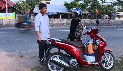 Bà Nguyễn Thị Kim Thành kể lại sự việc bị lừa.  Ảnh: THANH VIỆT