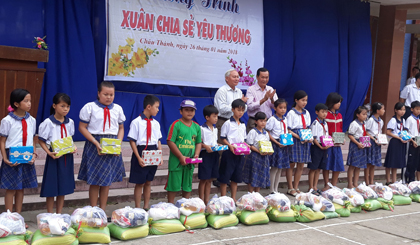 Trao quà cho các em học sinh