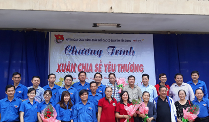 Tặng hoa cho các đơn vị tài trợ chương trình