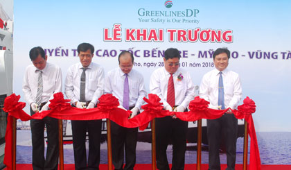 Lãnh đạo UBND tỉnh Tiền Giang, các sở, ngành tỉnh Tiền Giang và lãnh đạo công ty cắt băng khai trương tuyến tàu cao tốc Bến Tre - Mỹ Tho - Vũng Tàu sáng 28-1.