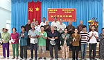 Trao 700 phần quà tết cho hộ cận nghèo