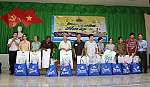 Tặng 155 phần quà tết cho người nghèo