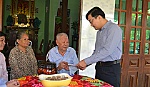 Tặng 50 phần quà cho gia đình chính sách khó khăn