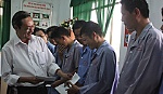 Trao 170 phần quà tết cho bệnh nhân nghèo